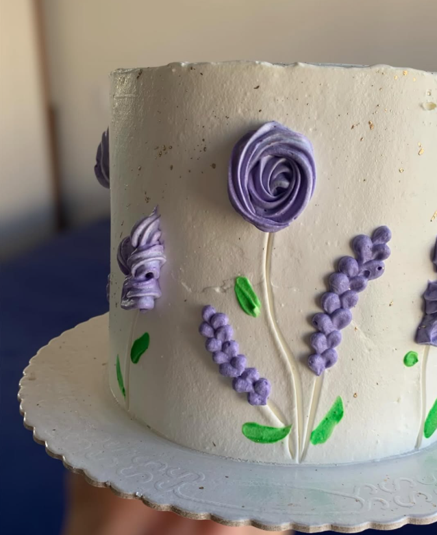 Bolo confeitado decorado em outro ângulo
