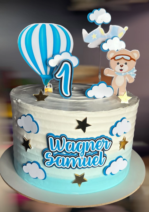 Bolo confeitado com decoração especial