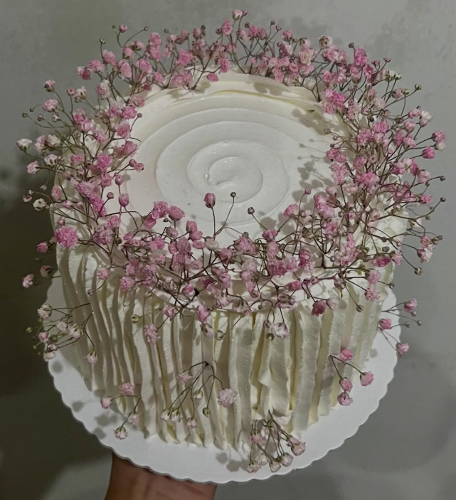 Bolo decorado com flores